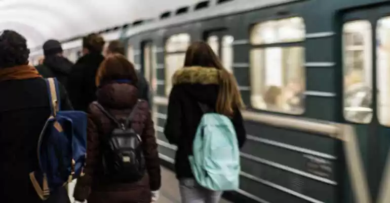 Viaggiatrici in stazione accanto ad un treno